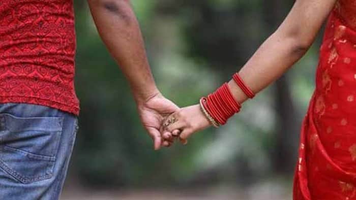 আওয়ামী লীগ কর্মীর স্ত্রীকে নিয়ে বিএনপি নেতা উধাও