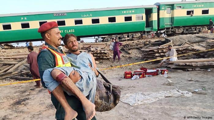পাকিস্তানে রেল-ভ্যান সংঘর্ষে অন্তত ১৯ জনের প্রাণহানি