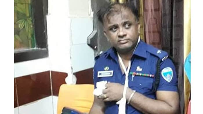 ছুরি নিয়ে থানায় পুলিশের ওপর হামলা