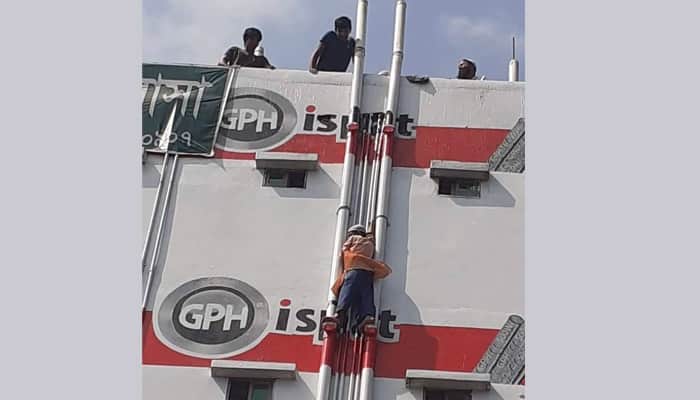 পাঁচতলার ছাদ থেকে পাইপ ধরে ঝুলছিলো শিশুটি