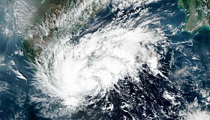 ভারতের উপকূলে শক্তিশালী ঘূর্ণিঝড় নিভার’র তাণ্ডব