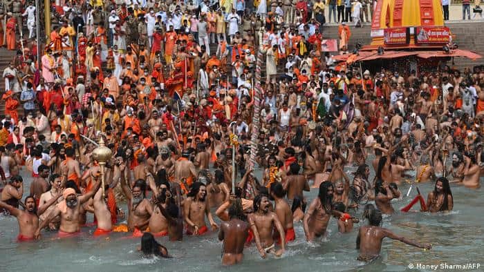 ভারতে করোনার তাণ্ডবের মধ্যেও গঙ্গায় ৯১ লাখ মানুষের স্নান