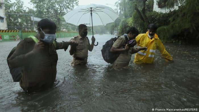 ঘূর্ণিঝড়ের তাণ্ডবে পানির নিচে মুম্বাই শহর