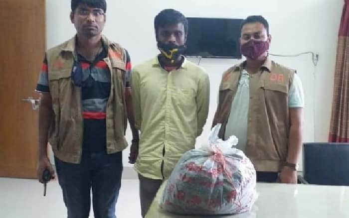 মানিকগঞ্জে ডিবি পুলিশের হাতে মাদক ব্যবসায়ী গ্রেফতার