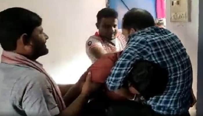 স্ত্রীকে প্রিন্সিপাল বানাতে প্রতিদ্বন্দ্বী শিক্ষকের সঙ্গে ‘কুস্তি’ লড়লেন স্বামী (ভিডিও)