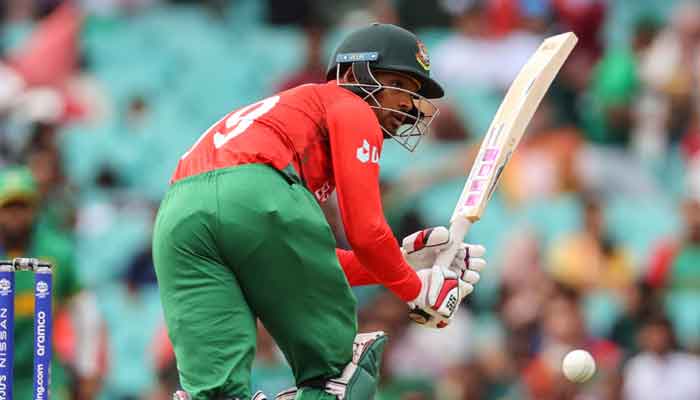 শুরুতে পরপর ছক্কা হাকিয়ে ফিরলেন সৌম্য, একই ওভারে শান্তও