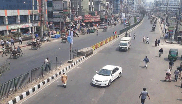 রাস্তায় বাস নেই, পায়ে হেঁটে কর্মস্থলে পৌঁছাচ্ছে রাজধানীবাসী