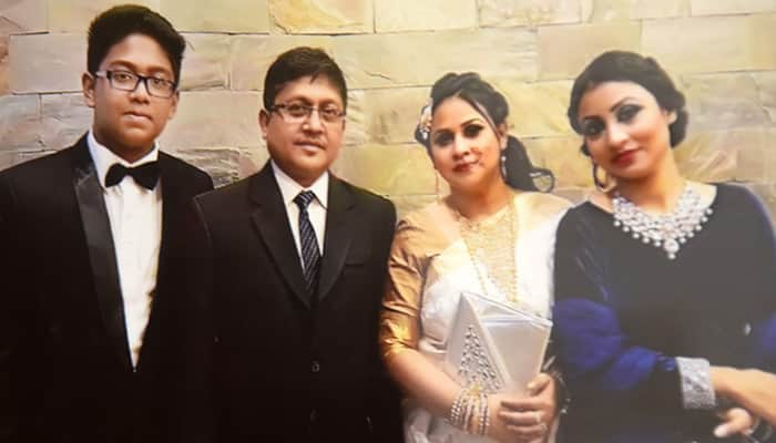 বাবা, মা ও বোনের সঙ্গে আরিয়ান আলম দীপ্ত (সবার বামে)। ছবি: পারিবারিক অ্যালবাম থেকে নেওয়া