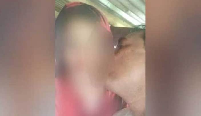 প্রধান শিক্ষক-শিক্ষিকার চুমুর ছবি এখন মোবাইলে মোবাইলে