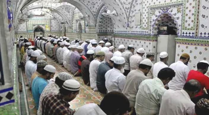 দুর্লভ পদ্ধতিতে খতম তারাবি পড়ছেন তারা
