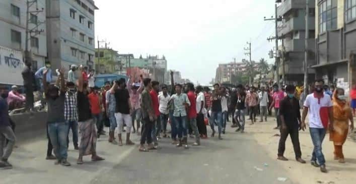 গার্মেন্টে মালিকের বেতনে দিতে গড়িমসি: বাড়ছে শ্রমিক বিক্ষোভে ছড়াচ্ছে করোনা