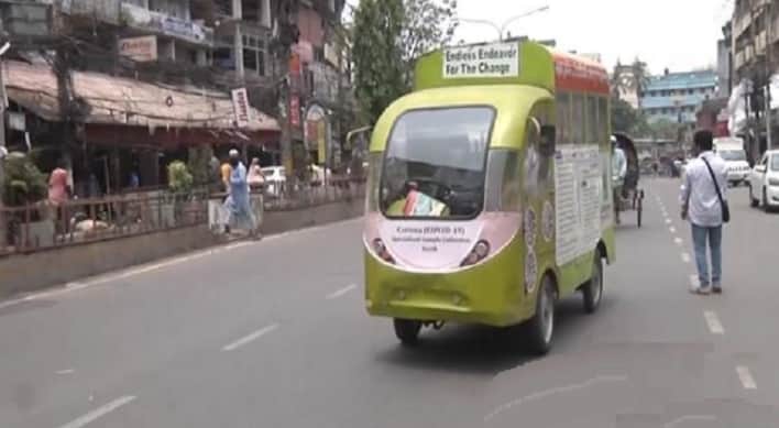 রাস্তায় করোনার নমুনা সংগ্রহের গাড়ি, কোনো ভিড় ছাড়াই করোনা পরীক্ষা