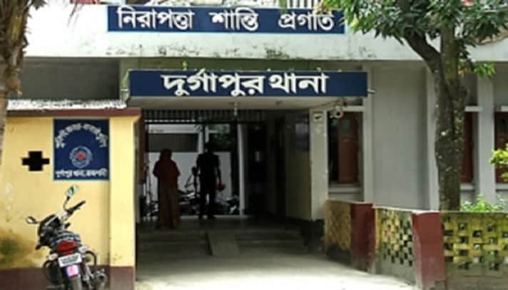 ট্রাকচালকের স্ত্রীকে জোরপূর্বক তুলে নিয়ে গেল পুলিশ