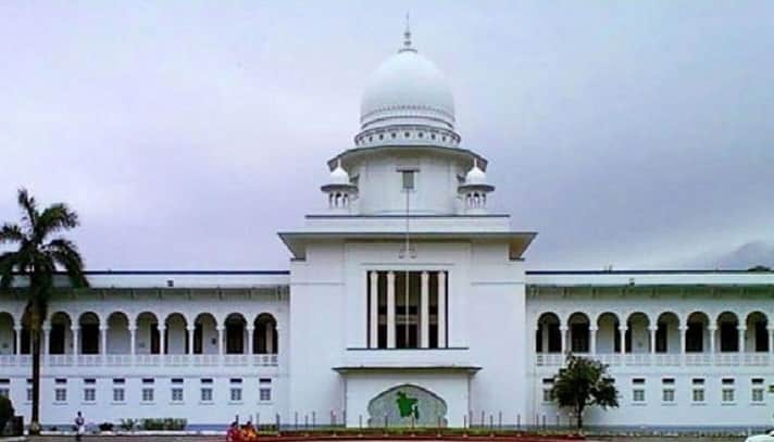 নিঃশর্ত ক্ষমা চেয়ে পার পেলেন সেই আইনজীবী
