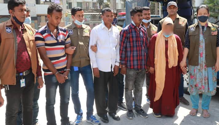 নারী দিয়ে ফাঁসিয়ে অপহরণ ও অর্থ আদায় করাই তাদের পেশা