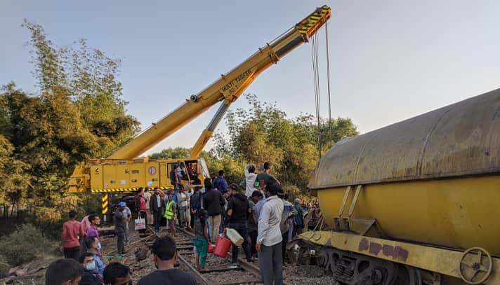 ১৮ ঘণ্টায়ও স্বাভাবিক হয়নি সিলেটের রেল যোগাযোগ