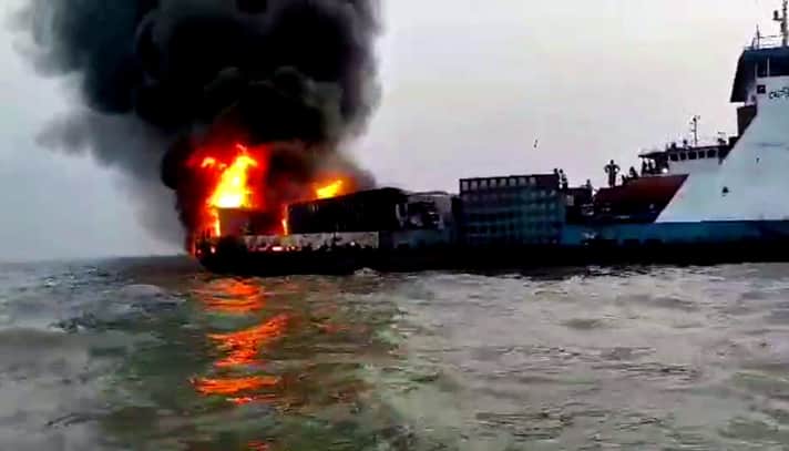 মেঘনায় মাঝনদীতে চলন্ত ফেরিতে আগুন, পুড়ল পণ্যবাহী ৮ ট্রাক