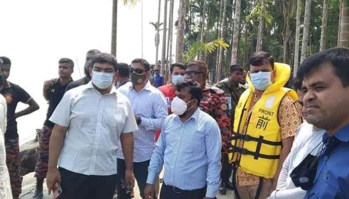 মাঝ নদীতে জেলেদের হামলার শিকার ইউএনও