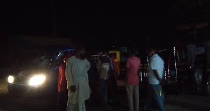 গার্মেন্টস খুলবে শুনে রাতেই ঢাকা ছুটছে শ্রমিক, বাধা পুলিশের