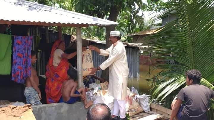 বানভাসি মানুষের বাড়িতে বাড়িতে খাদ্যসামগ্রী নিয়ে আ.লীগ নেতা আপেল