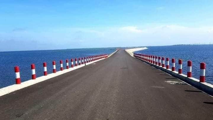 হাওরের বুক চিরে দৃষ্টিনন্দন এই সড়কে ভ্রমণ বিলাসে মেতেছেন পর্যটকরা