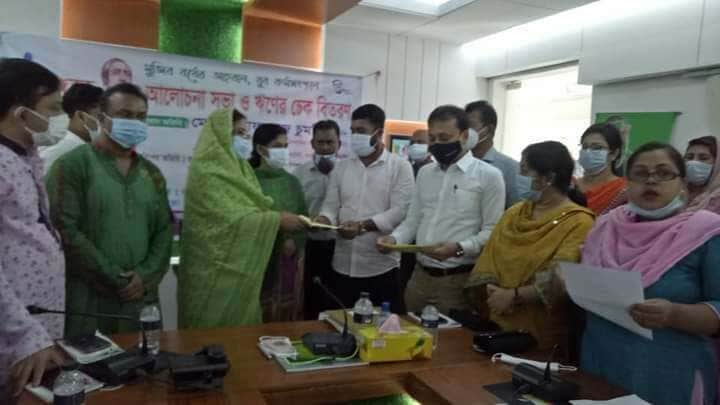 কালীগঞ্জে ১২ প্রশিক্ষিত বেকার যুবক পেল প্রায় ৯ লক্ষ টাকার ঋণের চেক