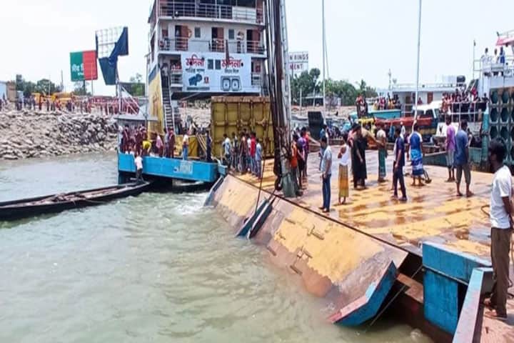 ঝড়ের মধ্যে ফেরিতে উঠতে গিয়ে যাত্রীবাহী মাইক্রোবাস নদীতে