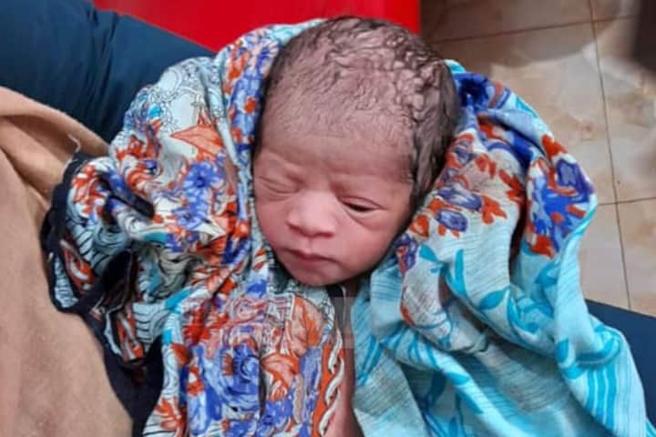 প্রসব বেদনায় কাতর নারীকে হাসপাতালে নিয়ে গেল পুলিশ