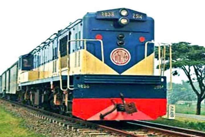 ঢাকা থেকে জামালপুরগামী ট্রেনে ডাকাতি, নিহত ২