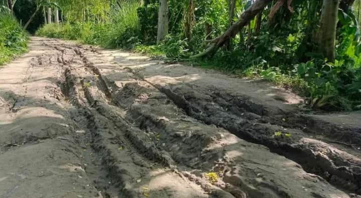 গ্রামের মানুষের দুর্ভোগ1