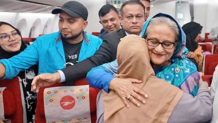 বিমানে প্রধানমন্ত্রী2