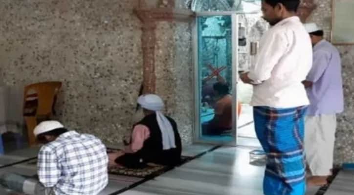 এক পায়ে দাঁড়িয়েই তারাবির নামাজ আদায় করেন বাবু!