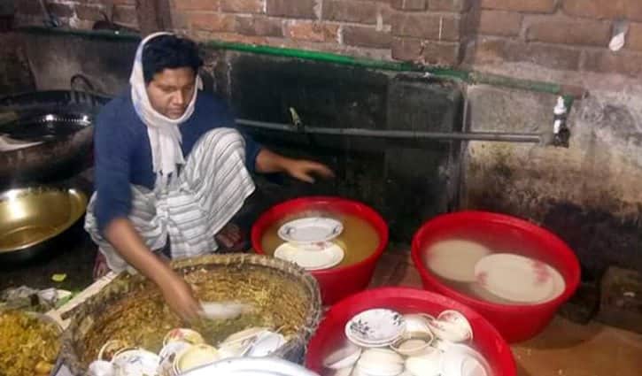 মাস্টার্স পাস করেও হোটেলে থালাবাসন ধোঁয়ার কাজ