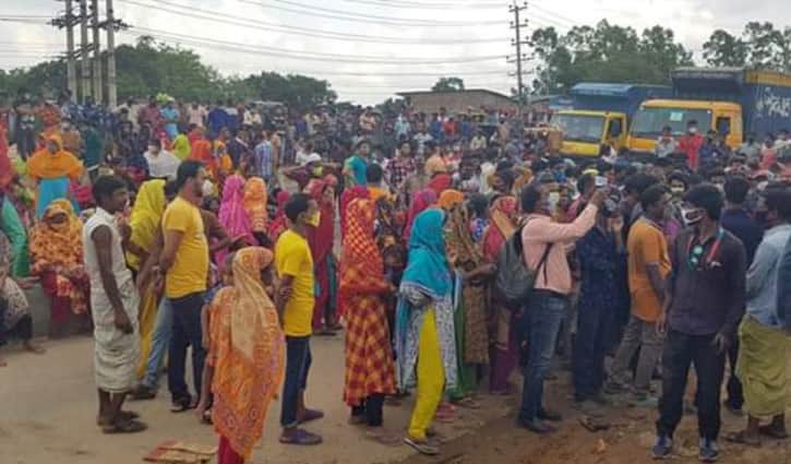 গাজীপুরে বেতনের দাবিতে পোশাক শ্রমিকদের বিক্ষোভ ও সড়ক অবরোধ