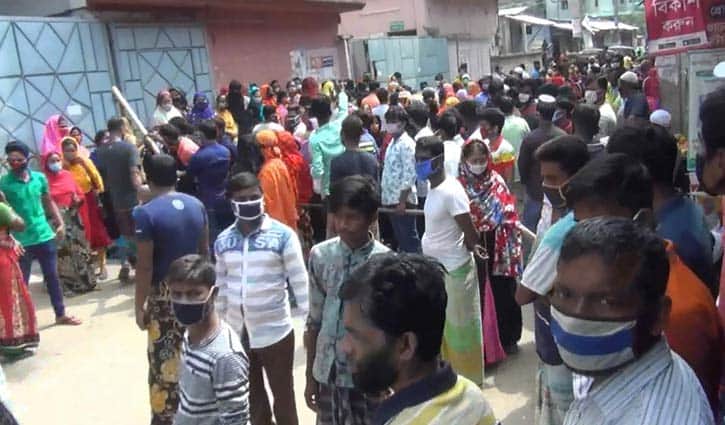 গাজীপুরে আবারও বেতনের দাবিতে পোষাক শ্রমিকরা সড়কে