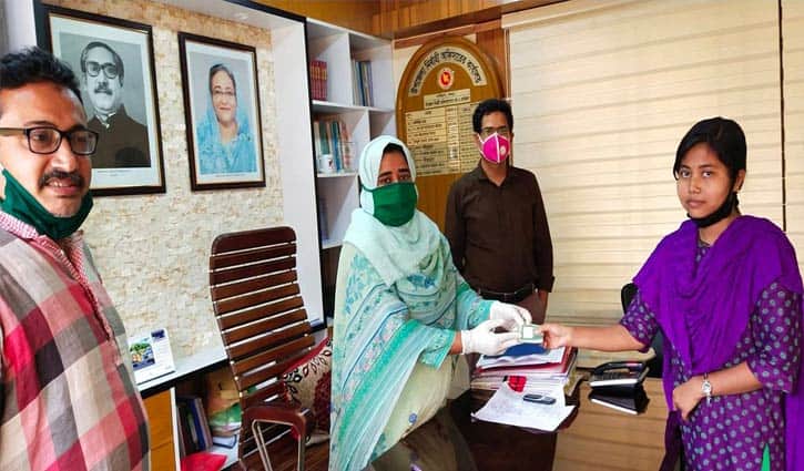 টিফিনের জমানো টাকা কর্মহীনদের জন্য দিয়ে দিলো প্রীতি