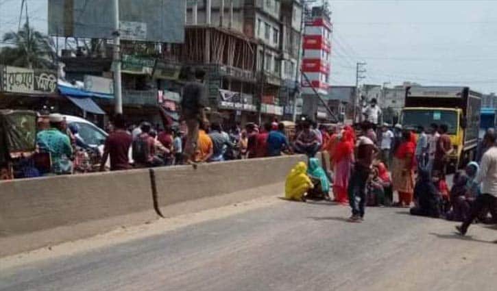 গাজীপুরে শ্রমিক ছাঁটাইয়ের প্রতিবাদে মহাসড়ক অবরোধ
