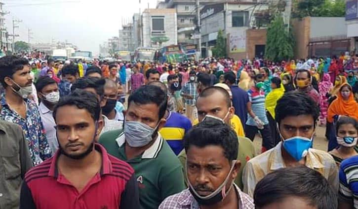 গাজীপুরে শ্রমিক ছাঁটাইয়ের প্রতিবাদে মহাসড় অবরোধ