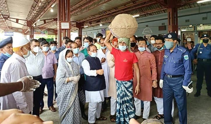 হাজার কেজি আম নিয়ে ছেড়ে গেলো ম্যাংগো স্পেশাল ট্রেন