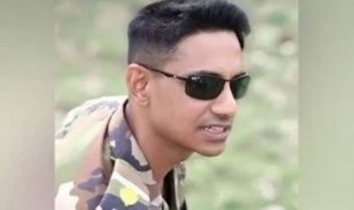 ‘সবাই আসেন, দেখেন, ডাকাত মাইর্যা ফেলাইছি’