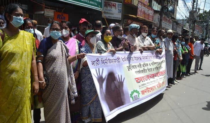 ধর্ষকের বাড়িতে ‘লাল পতাকা’ উত্তোলনের দাবি