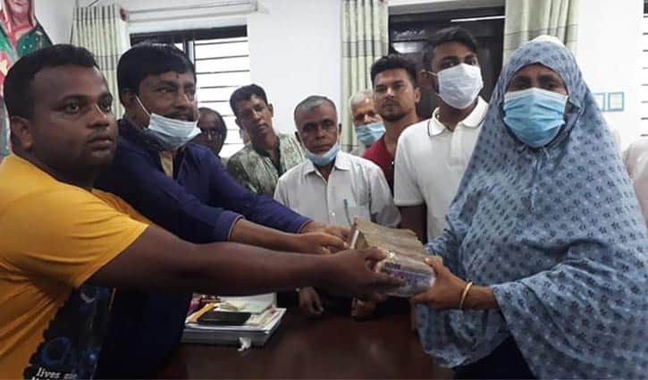 অটোরিকশায় পাওয়া সাড়ে ১৪ লাখ টাকা ফেরত দিলেন চালক