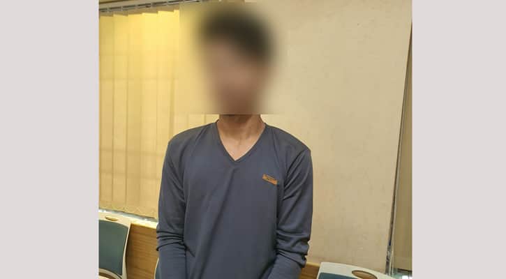 মোটরসাইকেল চোর সন্তানকে পুলিশের হাতে তুলে দিলেন মা