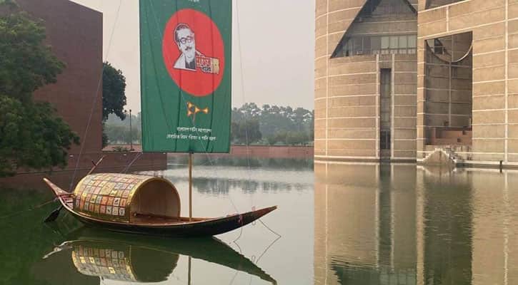 সংসদ ভবনের লেকে ভাসছে দৃষ্টিনন্দন নৌকা