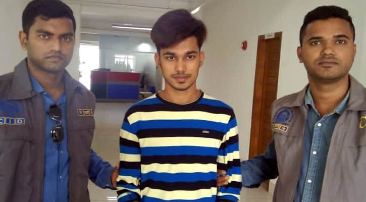 প্রেমের ফাঁদে ফেলে সবই করতেন তিনি