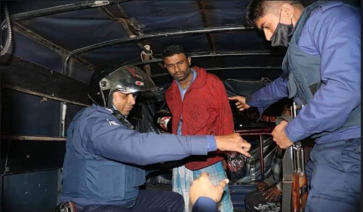 শহীদ মিনার এলাকা থেকে ককটেল-ছুরিসহ আটক ২