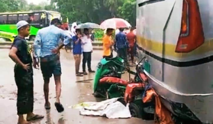 কুমিল্লায় বাসচাপায় প্রাণ গেল ২ অটোরিকশা যাত্রীর