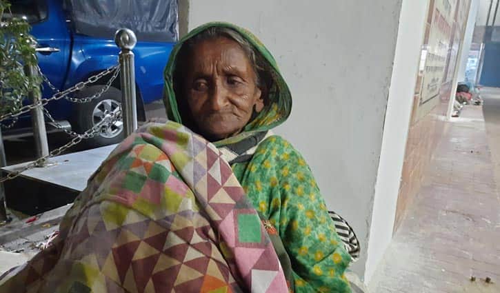 শায়েস্তাগঞ্জ রেলওয়ে জংশনে শীতে কাতর এক ছিন্নমূল নারী
