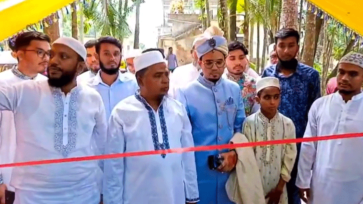 বিয়ে বাড়ির গেটে কুরআন তেলাওয়াত করে জামাই বরণ (ভিডিও)