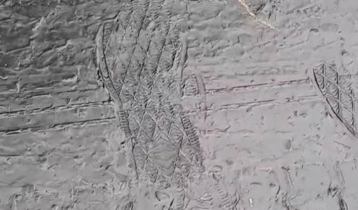 গরমে গলছে সড়কের পিচ